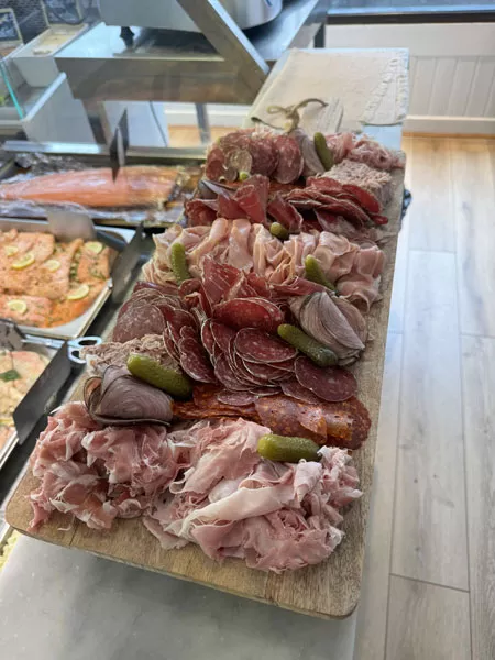 À qui faire appel pour la réalisation d'une planche de charcuterie avec des produits locaux ?, Royan, Le Cardinal Traiteur